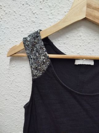 Camiseta negra con lentejuelas plateadas