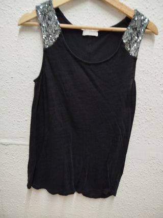 Camiseta negra con lentejuelas plateadas