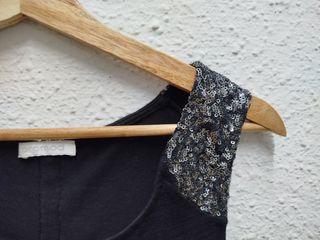 Camiseta negra con lentejuelas plateadas