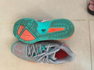 Deportivas Asics grises y naranjas