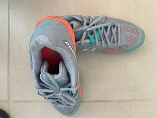 Deportivas Asics grises y naranjas