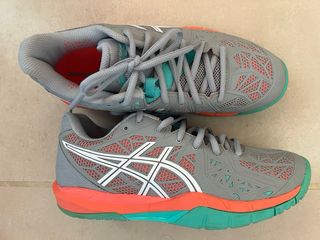 Deportivas Asics grises y naranjas