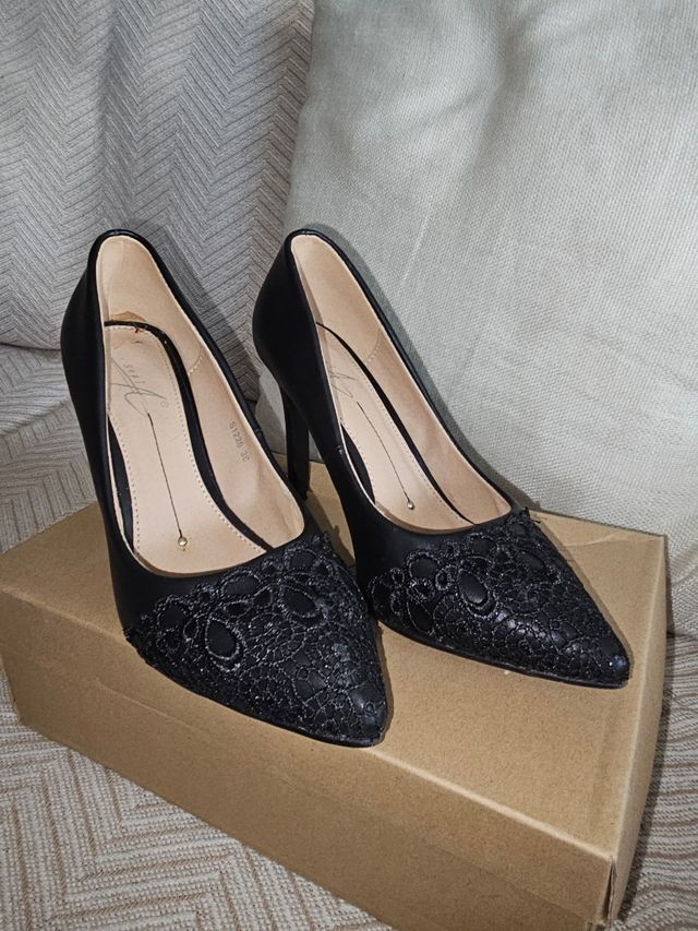 Zapatos de tacón negros con encaje