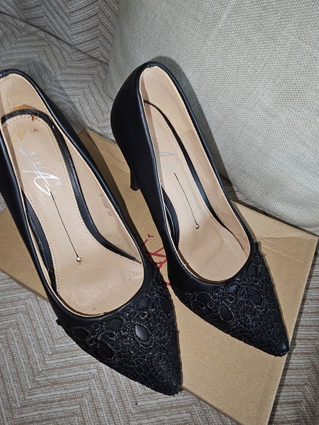 Zapatos de tacón negros con encaje