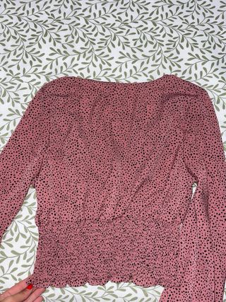 Blusa rosa con puntos negros