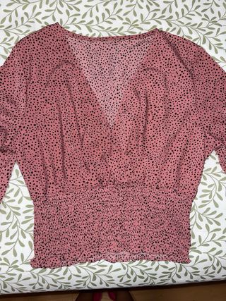 Blusa rosa con puntos negros