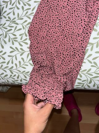 Blusa rosa con puntos negros