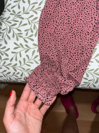 Blusa rosa con puntos negros