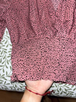 Blusa rosa con puntos negros