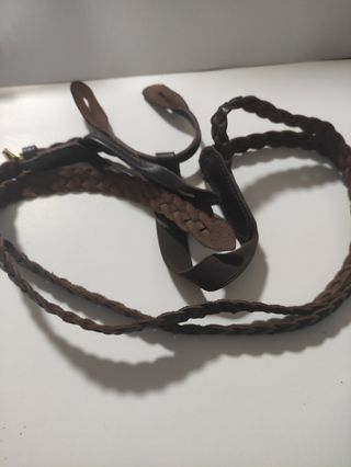 Cinturón y tirantes de cuero trenzado