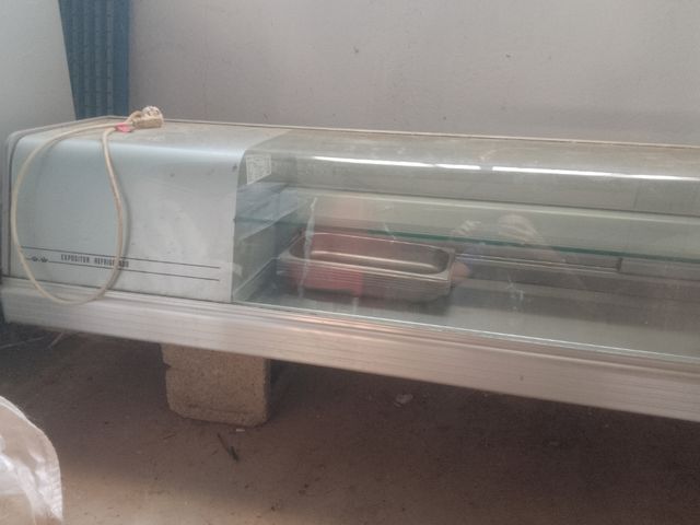 Vitrina de restaurante con luz