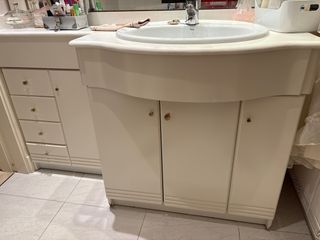 Mueble de baño blanco y dorado
