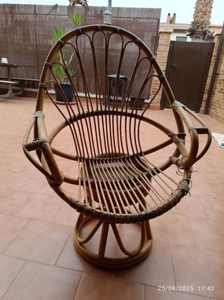 Sedia a dondolo in rattan e legno