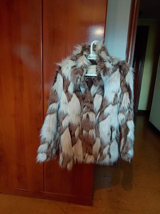 Chaqueta de pelo marrón y blanco
