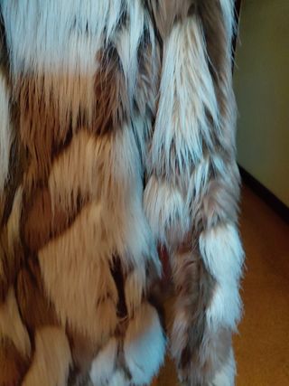 Chaqueta de pelo marrón y blanco