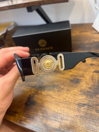 Gafas de sol Versace negras y doradas