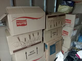 Cajas de ropa de segundamano variada invierno, ver