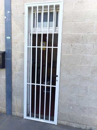 Puerta de rejas blanca.de acero.
Medidas 252cmX80c