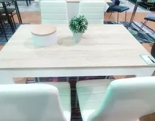Mesa de comedor y 4 sillas