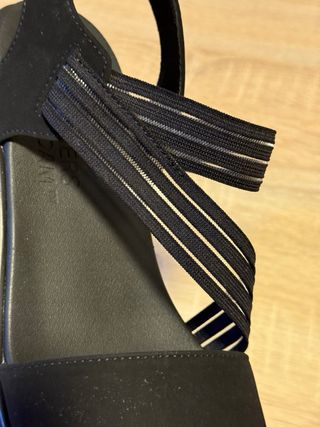 Sandalias negras 39 con tiras elásticas