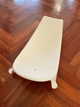 Accesorio para sujetar al bebé en la bañera/ducha