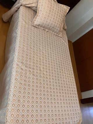 Juego 2 colchas y 2 edredones beige/dorado