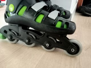 Patines en línea negros y verdes.
