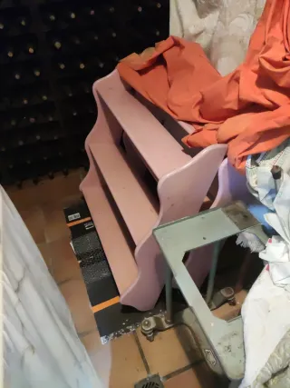 Escritorio rosa con silla y estanterías