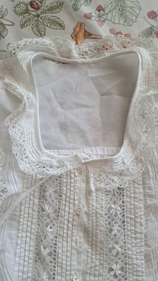 Blusa blanca con puntillas hechas a mano. 