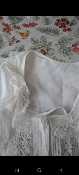 Blusa blanca con puntillas hechas a mano. 