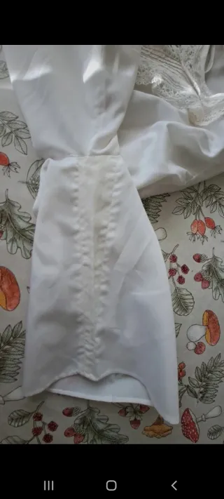 Blusa blanca con puntillas hechas a mano. 