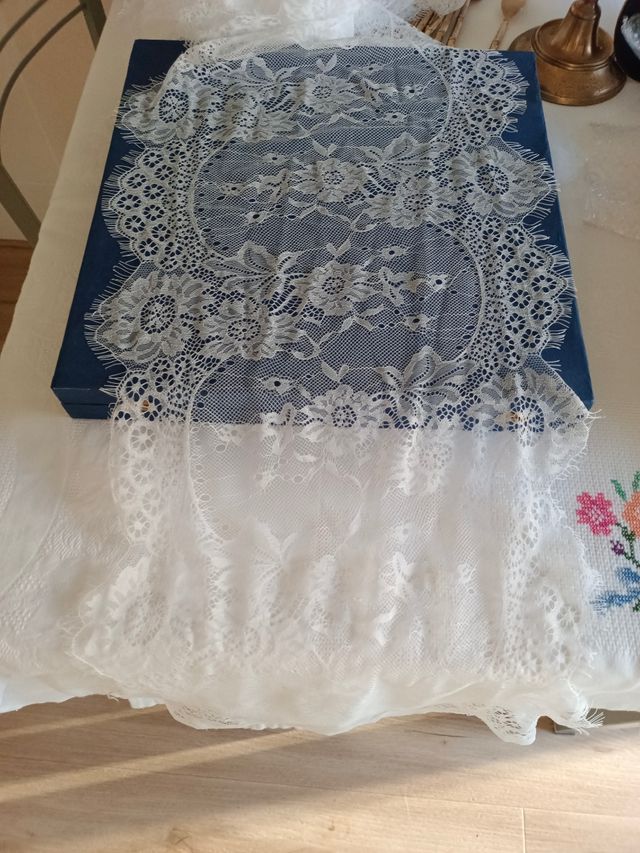 Camino de mesa 3 metros encaje Chantilly