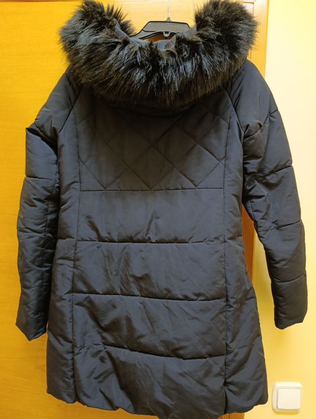 Abrigo acolchado azul marino con capucha