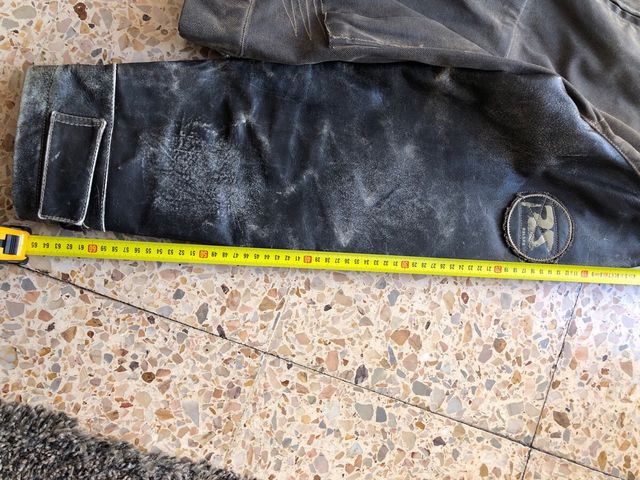 Chaqueta motera negra y beige