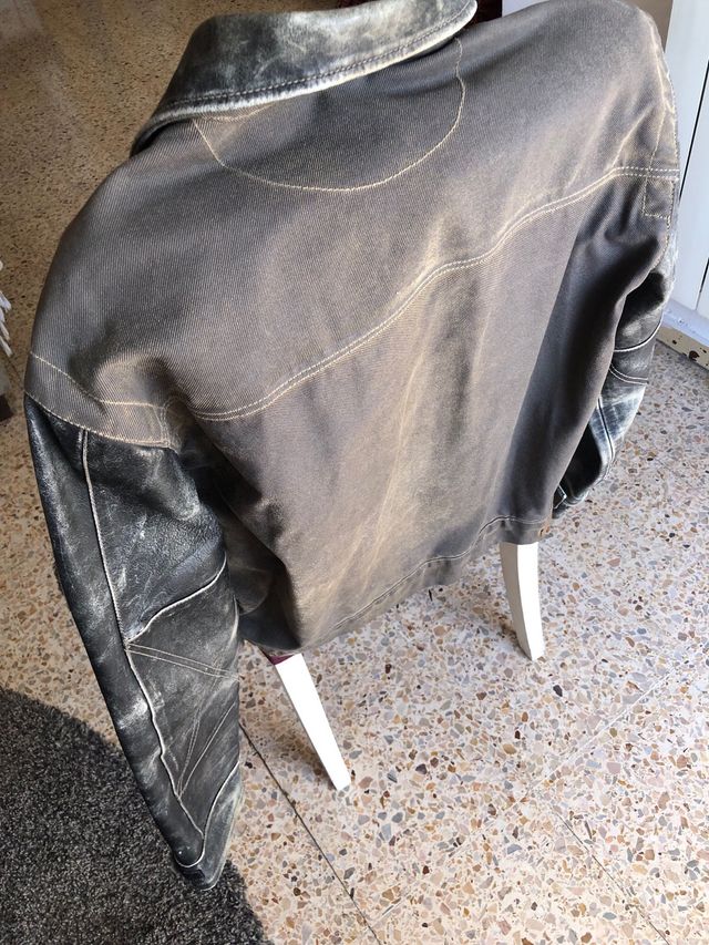 Chaqueta motera negra y beige