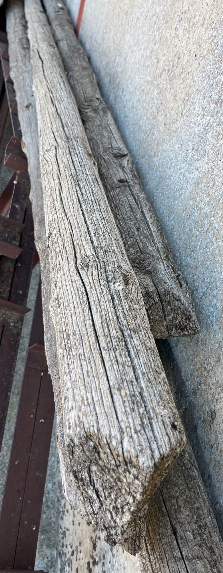 Poste de madera de teléfono/luz