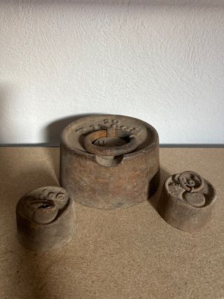Pesas antiguas de hierro fundido