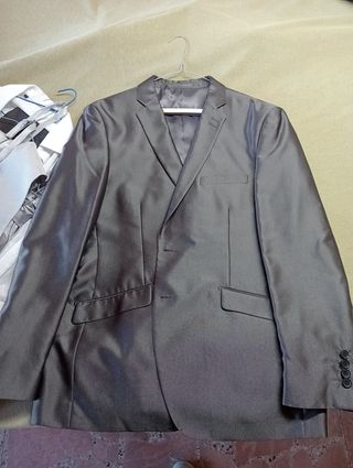 Traje de novio gris completo.