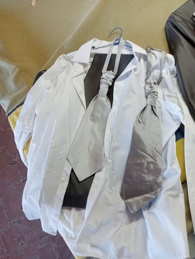 Traje de novio gris completo.