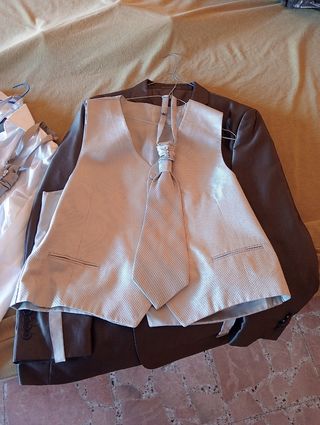 Traje de novio gris completo.