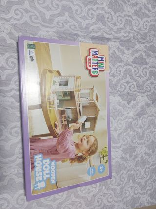 Casita de muñecas de madera