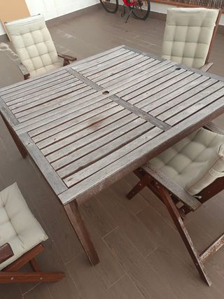 Mesa de jardín con 4 sillas de madera
