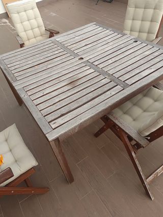 Mesa de jardín con 4 sillas de madera