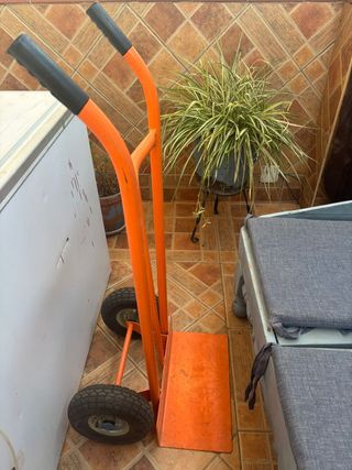 Carretilla naranja con ruedas