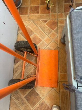 Carretilla naranja con ruedas