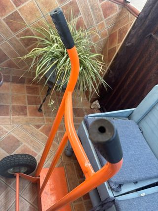 Carretilla naranja con ruedas