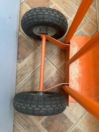 Carretilla naranja con ruedas