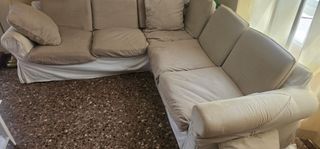 Sofá rinconera Ikea beige y blanco con desperfecto