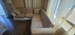 Sofá rinconera Ikea beige y blanco con desperfecto