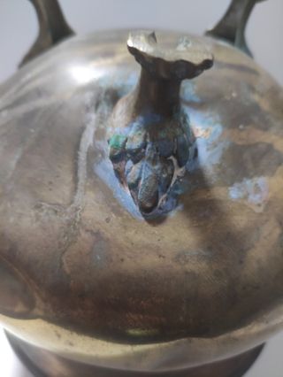 Caldero de bronce con piedras verdes